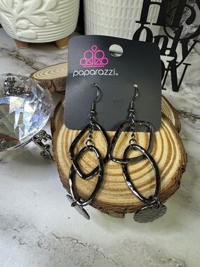Paparazzi Gunmetal Hammered Link Earrings - Black